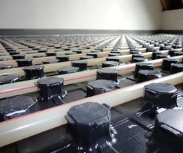Regatherm Noppensystem - überzeugt durch die rasche Ein-Mann-Verlegungstechnik mit Druckknopfprinzip; insbesondere bei außergewöhnlichen Grundrissen und/oder kleinen Raumgrößen sind realisierbar.