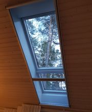 Ein Dachfenster mit einem modernen Verdunkelungsplissee, ideal für Schlafzimmer oder Arbeitsräume, um Blendung und Lichteinfall zu kontrollieren.