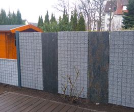 Splittgabione und Schieferwaende