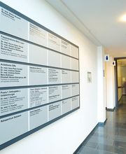 Leit- und Orientierungssysteme: Hinweisbeschilderung —Innenbereich. Produziert von der Firma Bertelmann GmbH & Co. KG aus Bünde, in NRW.