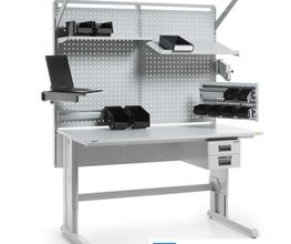 Optimaal en ergonomisch werken doet u met de in hoogte verstelbare concept werktafels van Treston. Zo ook met de Treston concept werktafel combinatie 28. Deze ESD-veilige tafel is voorzien van alle gemakken om voor R&D werkzaamheden.
Door het grote aanbod van accessoires is de concept perfect in te richten naar uw wens. Wilt u de tafels wijzigen? Dan is het door het modulaire systeem gemakkelijk aan te passen, zonder dat daar dure modificaties of compromissen voor nodig zijn.
De concept is leverbaar in diverse maten, diverse soorten tafelbladen, in hoogte instelbaar/verstelbaar d.m.v. een inklapbare zwengel of motorisch en heeft een draagvermogen van 200 tot 500kg.