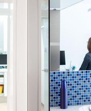 Zahnärztin Dr. Britta Wengel-Buns bei der Arbeit