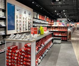 Schuhabteilung im Store Köln. Abgebildete Produkte, Preise, Aktionen und Verfügbarkeiten können je nach Zeitpunkt und Standort variieren.