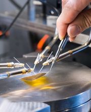 Foto und Filmproduktion Laila Tkotz Hand mit Pinzette bearbeitet sensitives Material an wissenschaftlicher Apparatur