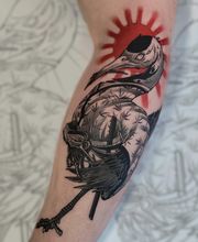 Asiatisches Tattoo Motiv, ein Samurai Kranich mit einer roten Sonne als Hintergrund beim Kopf. Der rest ist Blackwork tätowiert.