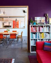 nspiration in jeder Ecke unseres Industrie-Lofts. Die gemütliche Sofaecke mit unserer kuratierten Buchwand bietet den perfekten Ort für kreative Pausen und ungezwungenen Austausch während eurer Workshops und Teamevents in Hamburg HafenCity.