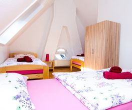 Das Dreibettzimmer in der Pension Graf Zeppelin in Kornwestheim.
Pension, Handwerker, Übernachtungen, Pension Kornwestheim, Übernachtungen Kornwestheim, pension zimmer, pension mit wlan, übernachtung mit frühstück, hotel kornwestheim, hotel mit frühstück, unterkunft für handwerker, unterkunft kornwestheim, unterkunft in kornwestheim, pension buchen, pension zimmer buchen, unterkunft buchen, unterkunft buchen kornwestheim, hotel buchen kornwestheim, pension mit frühstück, billige pension