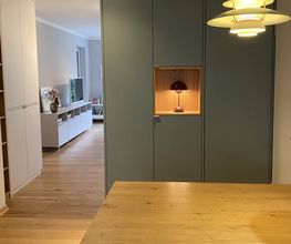 Kennst du das Gefühl, wenn es in deinem Zuhause einfach an Stauraum fehlt? Oft sind es ungenutzte Nischen, verwinkelte Ecken oder Dachschrägen, die Potenzial für mehr bieten, aber herkömmliche Möbel passen einfach nicht. Genau hier kommen unsere maßgeschneiderten Lösungen ins Spiel! Bei diesem Kundenprojekt haben wir den vorhandenen Platz optimal genutzt. Durch durchdachtes Design und hochwertige Verarbeitung entstand Stauraum, wo zuvor keiner war. Ob Schuhe, Jacken oder sogar der Staubsauger – jetzt hat alles seinen festen Platz. Die dekorativen Holzelemente sorgen für eine besondere Optik und verleihen dem Raum Individualität und Charakter.