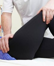 Ihre Gesundheit liegt uns am Herzen!
Wir legen besonderen Wert auf die Berücksichtigung Ihrer individuellen Beschwerden.
Dabei ist uns ein ganzheitlicher Behandlungsansatz (Diagnostik) wichtig!
Neue Behandlungsansätze, wie z.B. Fascientherapien beziehen wir dabei mit ein.
Wir machen Hausbesuche in die Oststadt und Schwetzinger Vorstadt.
Die enge und unkomplizierte Kooperation von Physiotherapie und Heilpraxis in gemeinsam genutzten Räumen ist neben unserer langjährigen Erfahrung aus Sport- und Physiotherapie eine unserer großen Vorteile.
Bei Bedarf und auf Ihren Wunsch ergänzen wir die physiotherapeutische Behandlung mit einer heilpraktischen Beratung b.z.w. Anwendung.
Zusätzlich bieten wir einen Fitnessraum mit allen gängigen Geräten für das Herz-Kreislauftraining sowie für den Kraftsport mit bei Bedarf Einführung unseres Fachpersonals.
