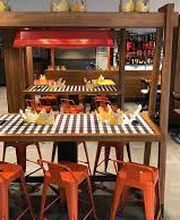 Salle accueillante et chaleureuse