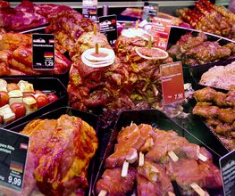 FRISCHEABTEILUNG
Lass dir an unseren Frischetheken deine Wünsche in Bezug auf Käse, Fleisch, Wurst oder Fisch von unserem freundlichen und sachkundigen Bedienungspersonal erfüllen. Unser Fisch wird eigenhändig von uns selbst geräuchert oder in einen schmackhaften Salat verwandelt. Ebenfalls aus eigener Herstellung sind unser Frischkäse, Käsesalate sowie Frischkäsesalate.

Abwechslung bringen auch unsere regelmäßig wechselnden Motto-Wochen. Unser Premiumfleisch und unsere leckeren Wurstsorten kommen aus den EDEKA Fleischwerken von Bauerngut, dem führenden Anbieter der deutschen Fleisch- und Wurstwarenindustrie. Ruwisch & Zuck, seit über 100 Jahren im Lebensmittelgroßhandel tätig, sorgt dafür, dass unsere Käsetheke stets gut gefüllt ist. Über 2.300 Fisch- und Seafoodprodukte befinden sich im Sortiment unseres Fischlieferanten Transgourmet Seafood, aus dessen Auswahl du deinen Lieblingsfisch mit zu dir nach Hause holen kannst.