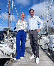 Welkom bij Schepenkring Kortgene, uw betrouwbare partner in jachtbemiddeling. Gevestigd in het sfeervolle Delta Marina in Kortgene staan Jonas, Evelien en Vivian dagelijks voor u klaar. Met hun passie voor watersport en jarenlange ervaring in de jachtmakelaardij begeleiden zij u persoonlijk bij de aan- of verkoop van uw schip. Heldere communicatie en transparantie tussen koper en verkoper staan bij ons centraal – een essentieel ingrediënt voor een succesvolle transactie.