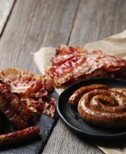 Frischetheke
Herzhaft, lecker, regional und jetzt auch mit Mittagstisch. Auf 13 Metern begeistert unsere Schlachterei mit Fleisch, Wurst, Käse und Aufstrichen. Frischkäse und Fleischsalat stellen wir noch selbst von Hand her.