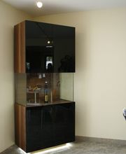 ..Vitrinen werden bei uns gerne mit Glas und schicken Oberflächen kombiniert...