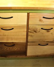 ... bekommt sechs neue Schubkästen aus sechs verschiedenen Holzarten.