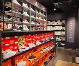 Sportschuhe aus der Deichmann-Filiale in Überlingen. Es muss jedoch nicht die aktuell verfügbaren Modelle in der Filiale widerspiegeln.