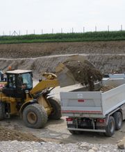 Lastwagen mit Bagger - Hochuli AG - Kies, Sand und Beton - Kölliken AG - Aargau