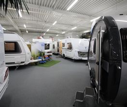 Doorzicht caravanshowroom