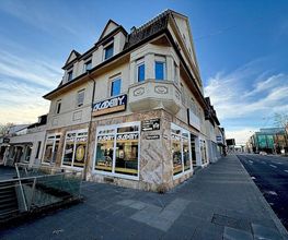 Academy Fahrschule Baumann - Stuttgart Vaihingen - Eckansicht einer Fahrschule in Stuttgart-Vaihingen mit großer Fensterfront, auffälliger Werbung und gut sichtbarem Standort an einer belebten Straße.