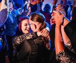Hochzeitsfotograf Tom Maiwald - Lebendige Hochzeitsreportage von der Feier mit tanzendem Paar und ausgelassener Hochzeitsgesellschaft. Authentische Hochzeitsfotos halten Stimmung und spontane Momente fest.