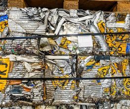 Het persen van aluminium (folie, offset, draaisels, luxaflex, draad, radiateuren, koelers) koper/messing (plaat, snippers, millberry/handgepeld), zink, lood, ijzer en roestvrij staal behoort tot de mogelijkheden (pakketmaat in cm: 40 x 40 x variabele lengte).