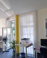 Ein Schulungsraum mit mehreren Arbeitsplätzen und einem Drucker