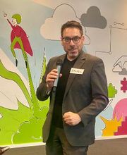 Bei der Vorstellungrunde der 80. Ausgabe der Bonner Socialbar am 13. April 2026 durfte sich Jeder mit seinen drei #tags vorstellen. Eine liebe Freundin nutzte die Gelegenheit für diesen "Nicht-Schnappschuss" :-)