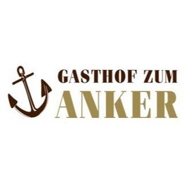 Das Logo zeigt einen stilisierten braunen Anker und die Aufschrift GASTHOF ZUM ANKER. Der Anker symbolisiert Stabilität und maritime Verbundenheit, während der Name auf einen traditionellen Gasthof hinweist, der möglicherweise eine gemütliche, einladende Atmosphäre bietet. Das Design ist schlicht und klassisch, passend für ein traditionelles Gasthaus.