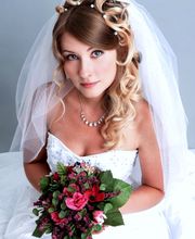 Glückliche Braut mit Blumenstrauß