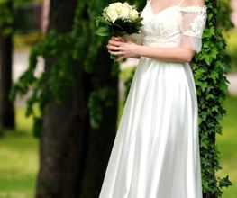 Lächeln zwischen Blättern und Blumen