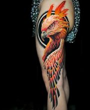 ein großer Phoenix, mit Kopf und teilweise Flügeln. Starkes rot und orange. Hinter dem Kopf ein dunkler Kreis, geht bis leicht unters knie. seitlich am Oberschenkel angebracht.
