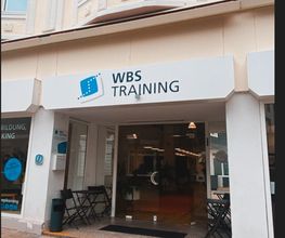 Eingangsbereich zum Standort der WBS TRAINING in der Fußgängerzone Velbert.