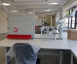 Sovella Nederland verzorgt de levering en montage van ESD-veilige werktafels voor bijvoorbeeld prototyping en R&D
Door het grote aanbod werktafels en accessoires is elke EPA perfect in te richten naar uw wens. Wilt u de opstelling wijzigen? Dan is het door het modulaire systeem gemakkelijk aan te passen, zonder dat daar dure modificaties of compromissen voor nodig zijn.
Sovella Nederland BV levert ESD-veilige werktafels, stoelen, opslag en trolleys. Onze producten worden wetenschaps- en high tech organisaties.