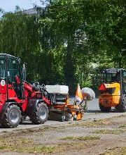 Weidemann Hoftrac 1190e und 1260LP im kommunalem Einsatz mit Kehrmaschine und Wildkrautbesen