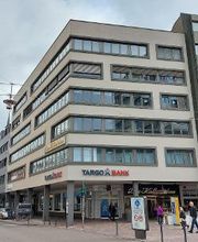 Ein Bürogebäude mit langen Fensterfronten.