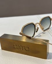 Hochwertige Sonnenbrille von SATO bei Newels Eyewear in Münster. Das Modell kombiniert eine filigrane Metallfassung mit markanter Glasform und steht exemplarisch für die Auswahl besonderer Designer Sonnenbrillen im Fachgeschäft.