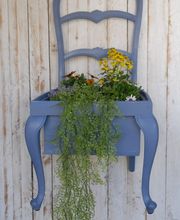 600-20250404-02 Stühle als Pflanzkübel (8).JPG