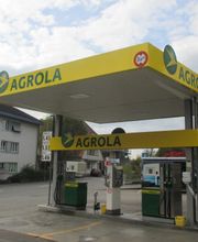 AGROLA Tankstelle in Wohlen bei Bern; freistehende Tankstelle überdacht mit zwei Tanksäulen und mittig das Zahlterminal