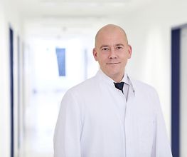 Chefarzt Dr. Patrick A. Weidle ist besonders spezialisiert auf die Behandlung von Rückenschmerzen.
