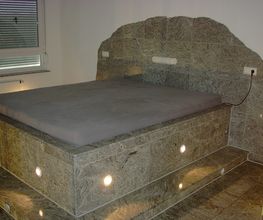 Bett Naturstein Silvercl.