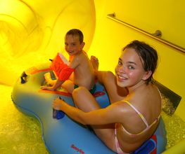 90 m Reifenrutsche in der Therme Obernsees