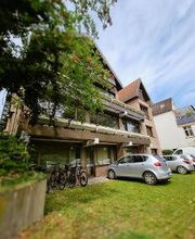 Parkplatz im Grünen hinter dem Schulungsgebäude.