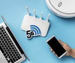draufsicht-des-wi-fi-routers-mit-laptop-und-staubsauger.jpg