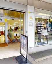 Der Eingang zu unserem neuen Verkaufsladen in Grenchen wo wir ein breites Sortiment an Teambekleidung für Firmen und Vereine anbieten. Und inhouse veredeln wir die ausgewählten Artikel auch mit Druck- und Stickservice.