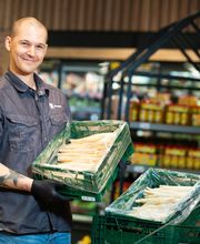 Obst und Gemüse
In unserer neu hergerichteten Obst- und Gemüseabteilung erwarten Sie eine Vielzahl an frischen und regionalen Lebensmitteln.

Wählen Sie außerdem aus unserer Salatbar mit selbst hergestellten Salaten und im Convenience-Bereich aus Sandwiches, Wraps, Obstbechern, Smoothies und vielem mehr.