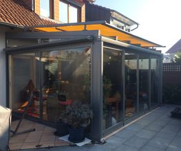Terrassenüberdachung mit Schiebetüren und Dachbeschattung