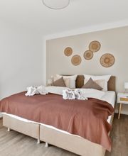 Comfort XL Apartment – Landseite
Das Comfort XL Apartment – Landseite bietet Ihnen auf 38 qm viel Platz und Flexibilität. Mit Platz für bis zu 3 Personen, ist es die ideale Wahl für Familien oder Gruppen. Ausgestattet mit einem komfortablen Kingsize-Bett sowie einer gemütlichen Schlafcouch sorgt dieses Apartment für einen erholsamen Aufenthalt. Die neue Küche macht es zur perfekten Wahl für längere Aufenthalte und bietet Ihnen alle Annehmlichkeiten für ein komfortables Wohnen.
Bucht noch heute euer Traumapartment und erlebt einen unvergesslichen Aufenthalt im Beachside Grömitz - direkt am Meer!