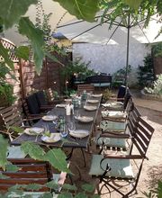 Tafel im Garten, eingedeckt für 12 Personen