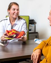 De schoen vormt een belangrijk onderdeel van uw therapie. we staan dan ook altijd stil bij uw schoen, de slijtage en geven u een schoenadvies indien nodig.