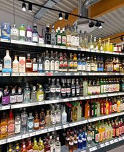 Getränke
Entdecken Sie die erfrischende Seite von EDEKA Prahl! Von Astra über Bio-Bier von Wildwuchs, süddeutschem Weißbier bis hin zu exquisiten Mix-Getränken bieten wir Ihnen eine große Auswahl feinhopfiger Spezialitäten. Weinliebhaber freuen sich über erlesene Weine aus Deutschland, den beliebtesten Weinanbau-Gebieten Europas und Übersee. Dazu feinste Schnäpse und Liköre. Doch bekommen Sie bei uns auch Mineralwasser, Säfte, Limonaden, Eistees, Energydrinks & Co.